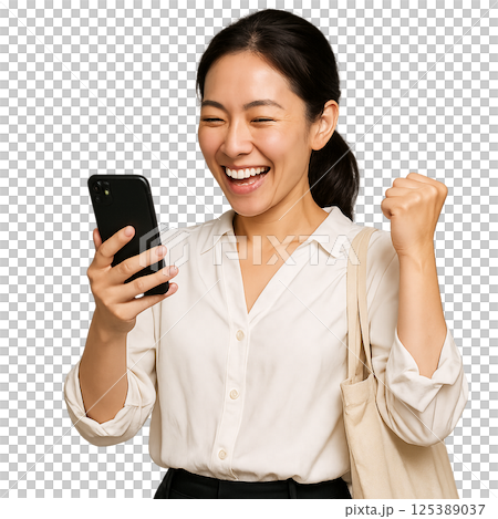 スマホを見てガッツポーズをして喜ぶ女性 125389037