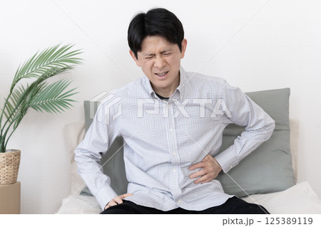 お腹が痛い男性 腹痛 胃腸炎 下痢 便秘 お腹が痛い男性 腹痛 胃腸炎 下痢 便秘 125389119