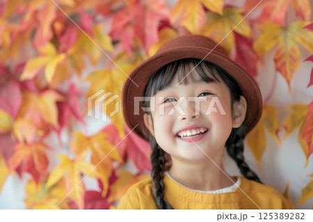 秋を楽しむ笑顔の日本人の子供(キッズ・10月・秋服・女の子・紅葉・銀杏) 秋を楽しむ笑顔の日本人の子供(キッズ・10月・秋服・女の子・紅葉・銀杏) 125389282