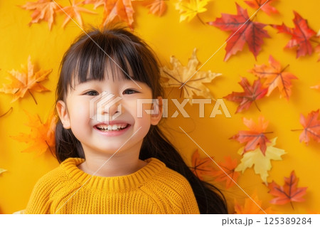 秋を楽しむ笑顔の日本人の子供(キッズ・10月・秋服・女の子・紅葉・銀杏) 秋を楽しむ笑顔の日本人の子供(キッズ・10月・秋服・女の子・紅葉・銀杏) 125389284