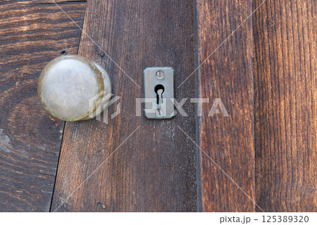 レトロな鍵穴 125389320