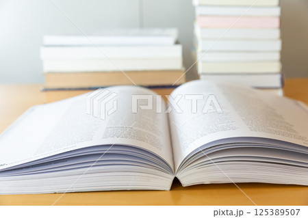 机の上に開いた英語の書籍 研究 学習のイメージ 机の上に開いた英語の書籍 研究 学習のイメージ 125389507