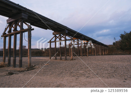 [流れ橋]美しい夕日と歴史深い橋 125389556