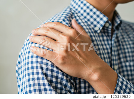 肩の関節に違和感を感じている男性 125389620