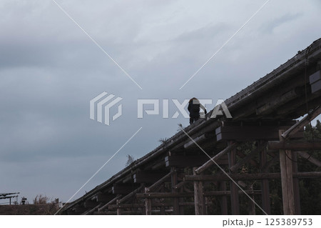 [流れ橋]歴史的な橋を渡る人々 125389753