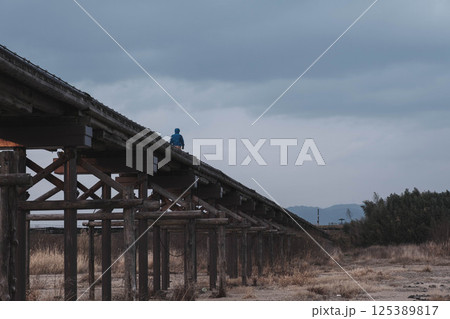 [流れ橋]美しい夕日とレトロな橋 125389817