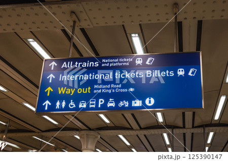 Directional Sign for Arrivals and International Trains at St Pancras International Station 125390147