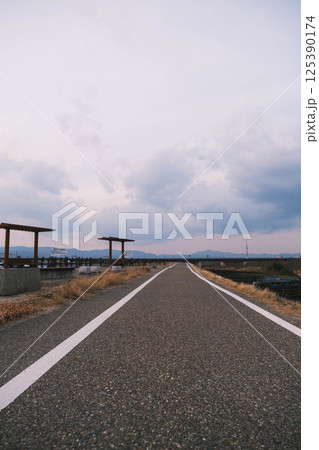 [流れ橋]夕暮れ時の田舎町の風景 125390174