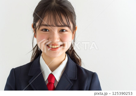 制服を着た笑顔の日本人の中学生の女の子（入学・卒業・受験・勉強・塾・学習塾）	 125390253