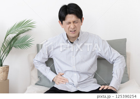 お腹が痛い男性　腹痛　胃腸炎　下痢　便秘 125390254