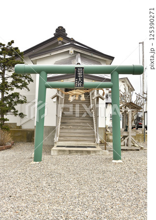 春の北海道函館市で出雲大社函館教會境内の風景を撮影 125390271