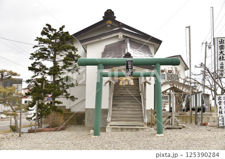 春の北海道函館市で出雲大社函館教會境内の風景を撮影 125390284