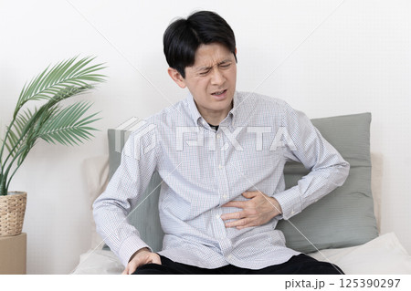 お腹が痛い男性　腹痛　胃腸炎　下痢　便秘 125390297