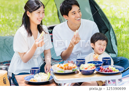 キャンプで料理を楽しむ仲良し家族・アウトドアイメージ キャンプで料理を楽しむ仲良し家族・アウトドアイメージ 125390699