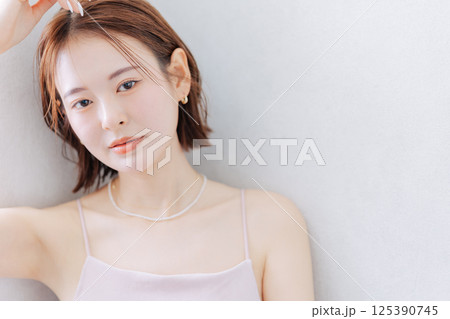 若い女性のヘアスタイルイメージ　　 125390745