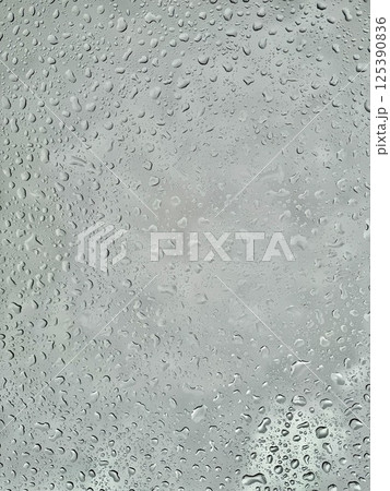 雨に濡れる窓 125390836