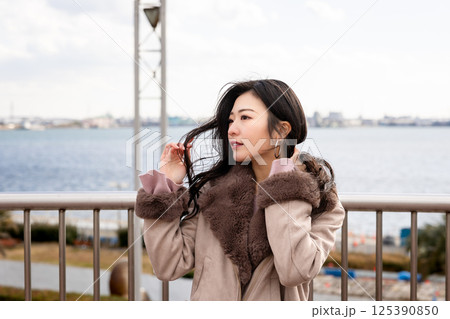 海を眺める女性 125390850