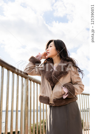 遠くを見つめる女性 125390851