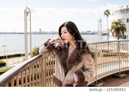 海辺で眺める女性 125390852