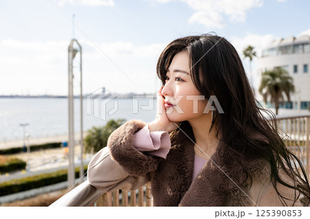 海辺の若い女性 125390853