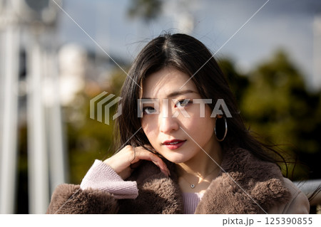 街並みと若い女性 街並みと若い女性 125390855