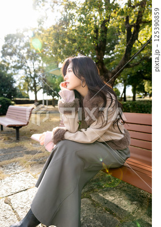 公園のベンチに座っている女性 公園のベンチに座っている女性 125390859