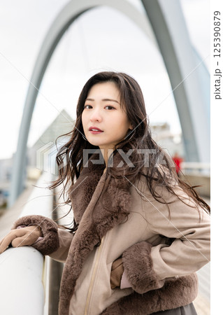 海を眺める女性、デート彼女感 125390879