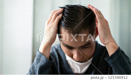 薄毛を気にする男性（AI生成画像） 125390912