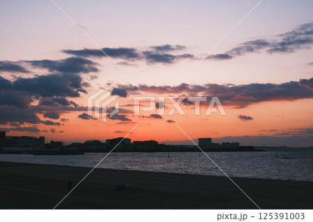 [二色の浜海水浴場]夕暮れ時の美しいビーチ 125391003
