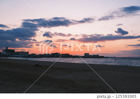 [二色の浜海水浴場]夕暮れ時の美しいビーチ 125391005