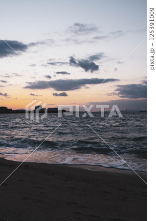 [二色の浜海水浴場]夕暮れ時の美しいビーチ 125391009