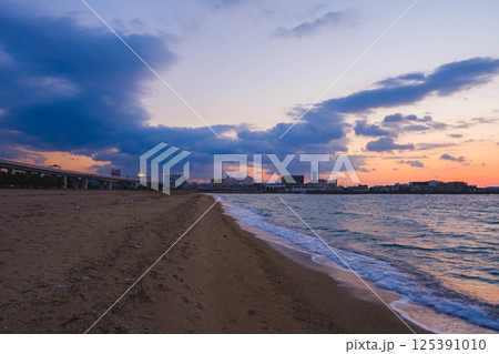 [二色の浜海水浴場]夕暮れ時の美しいビーチ 125391010