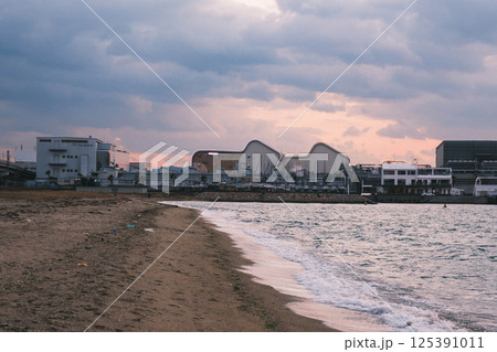 [二色の浜海水浴場]夕暮れ時の美しいビーチ 125391011