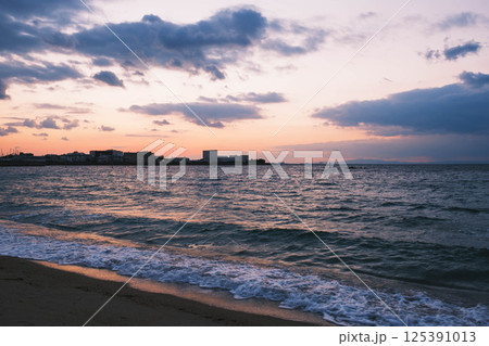 [二色の浜海水浴場]夕暮れ時の美しいビーチ 125391013