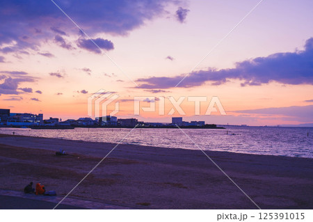 [二色の浜海水浴場]夕暮れ時の美しいビーチ 125391015