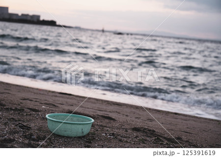 [二色の浜海水浴場]プラスティック製のカゴ 125391619