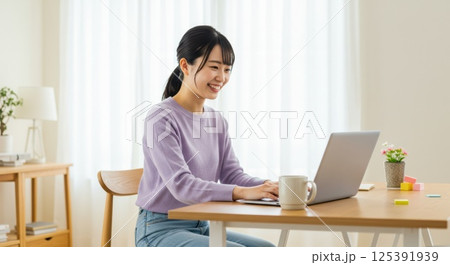 自宅でリモートワークする日本人女性（ai生成画像） 125391939