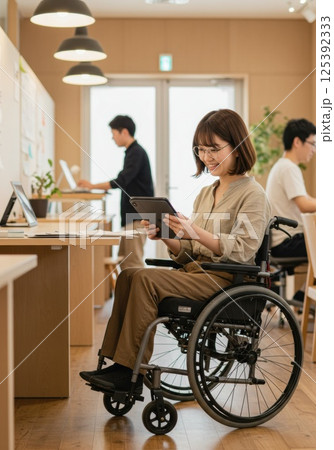 車椅子で働く日本人女性（ai生成画像） 125392333