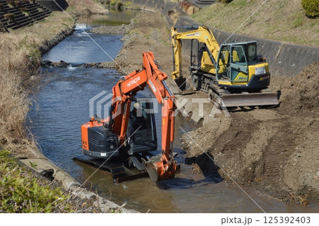 河川の工事現場 河川の工事現場 125392403