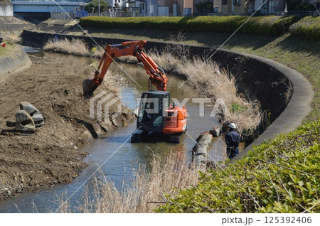 河川の工事現場 河川の工事現場 125392406