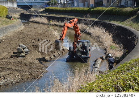 河川の工事現場 河川の工事現場 125392407