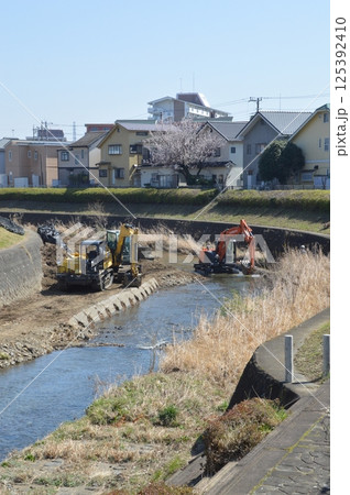 河川の工事現場 125392410