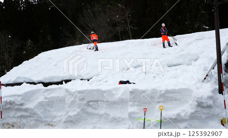 雪下ろし作業の風景 125392907