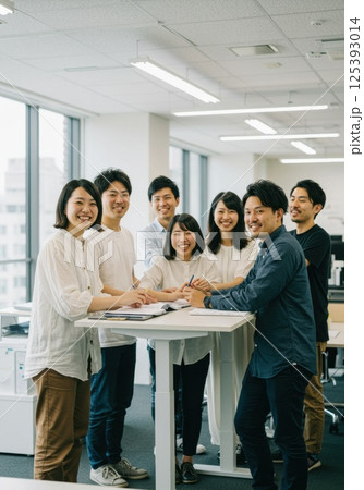 多様な仲間とアイデアを共有する日本人社員（ai生成画像） 125393014