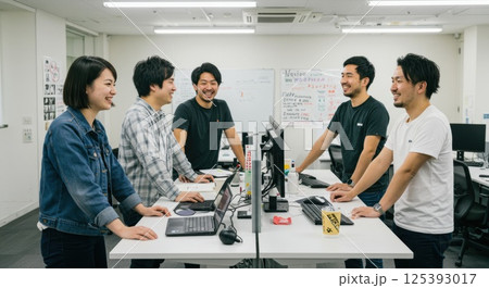 多様な仲間とアイデアを共有する日本人社員（ai生成画像） 125393017