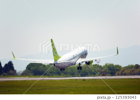離陸する旅客機 125393043