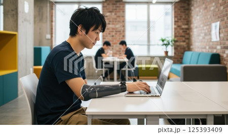 義手で作業する日本人男性のワークシーン(ai生成画像) 義手で作業する日本人男性のワークシーン(ai生成画像) 125393409