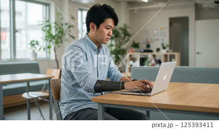 義手で作業する日本人男性のワークシーン(ai生成画像) 義手で作業する日本人男性のワークシーン(ai生成画像) 125393411