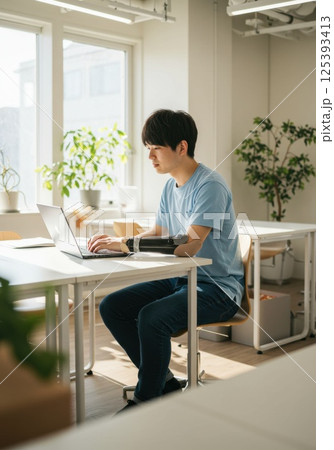 義手で作業する日本人男性のワークシーン(ai生成画像) 義手で作業する日本人男性のワークシーン(ai生成画像) 125393413