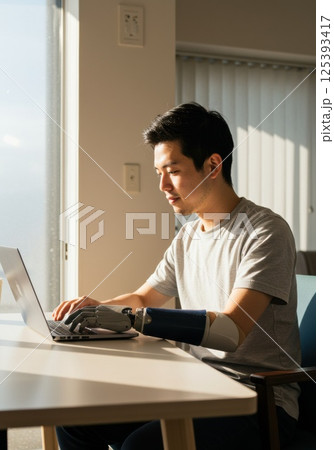 義手で作業する日本人男性のワークシーン(ai生成画像) 義手で作業する日本人男性のワークシーン(ai生成画像) 125393417